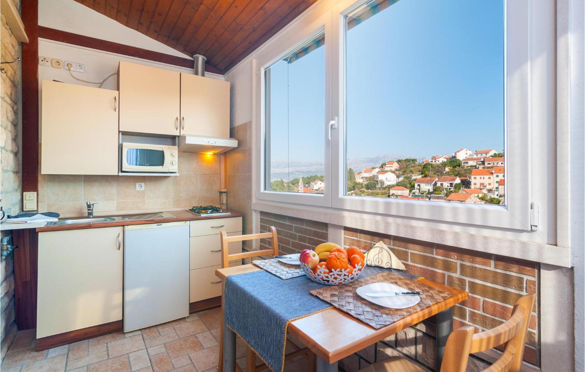 1 Bedroom Cozy Apartment In Splitska Eksteriør bilde